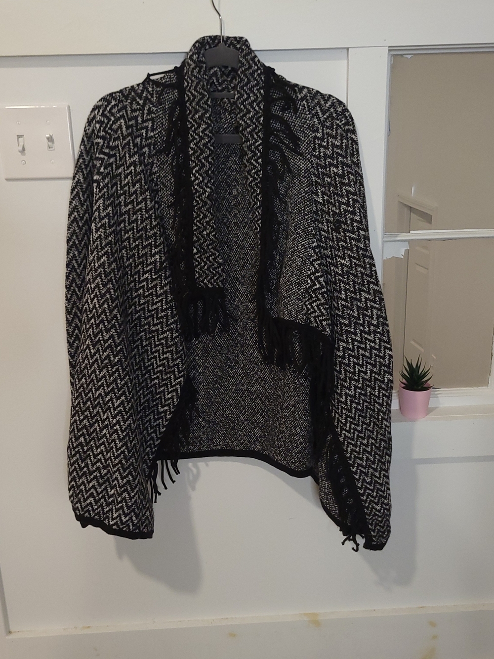 Chicos Black White Chevron Pattern Fringe Open Front Cardigan Sweater Size 2